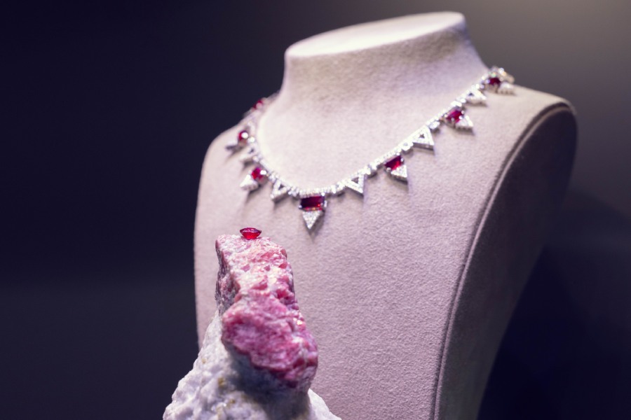 247A6011 (1) Rote Edelsteinkette und roter Edelstein auf einem Naturstein