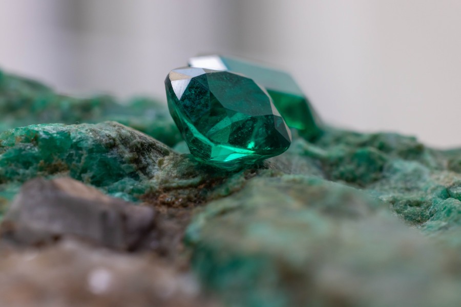 247A6068 (1) grüner Edelstein auf grün-weißem Hintergrund